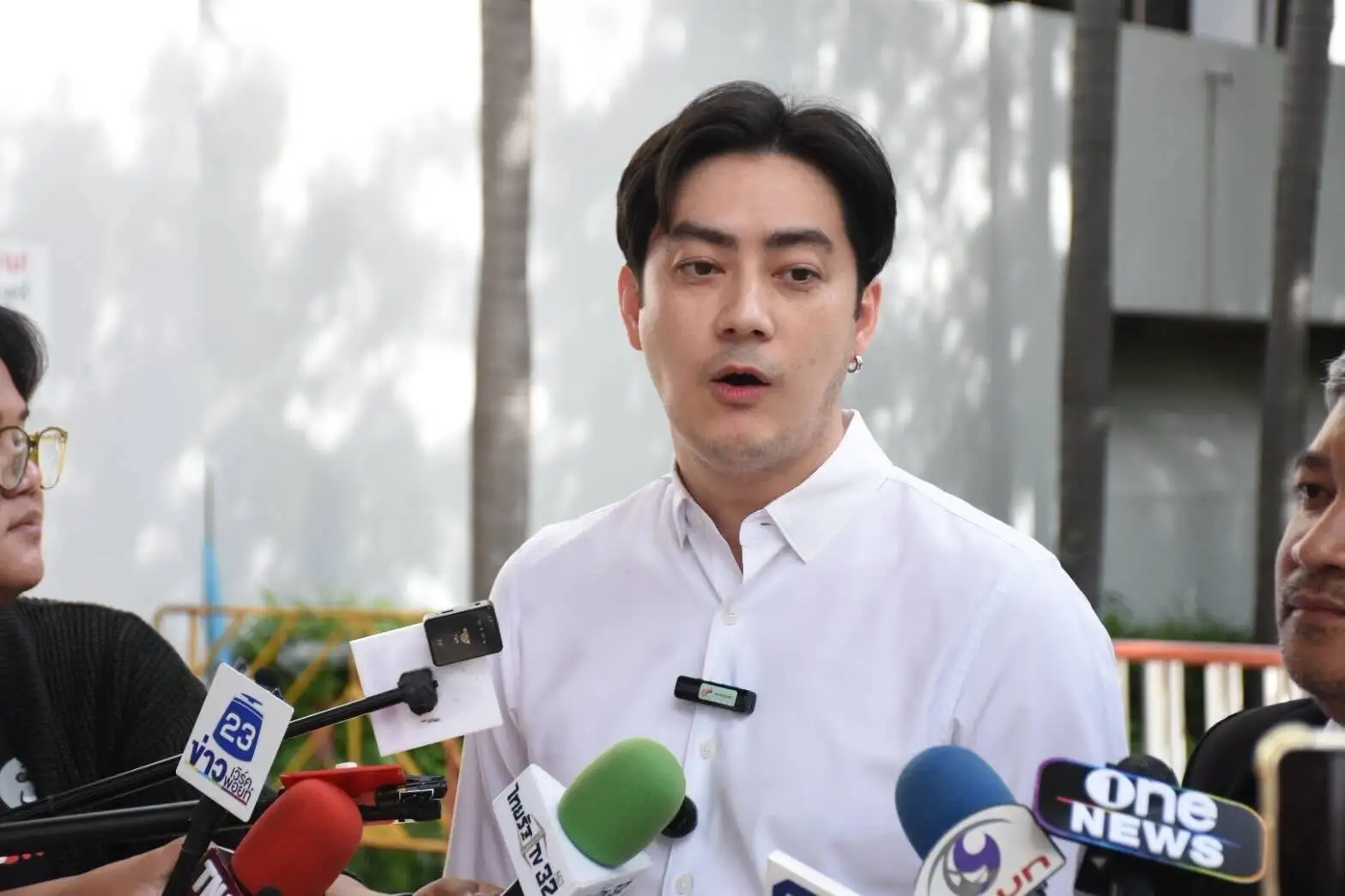 May be an image of one or more people, newsroom and text that says '23 ขาว U AeOD ขาว.เวิร์ด WOU เวิร์ค ไทยรัฐาง: ביקשיאיל 32 NEWS None one'