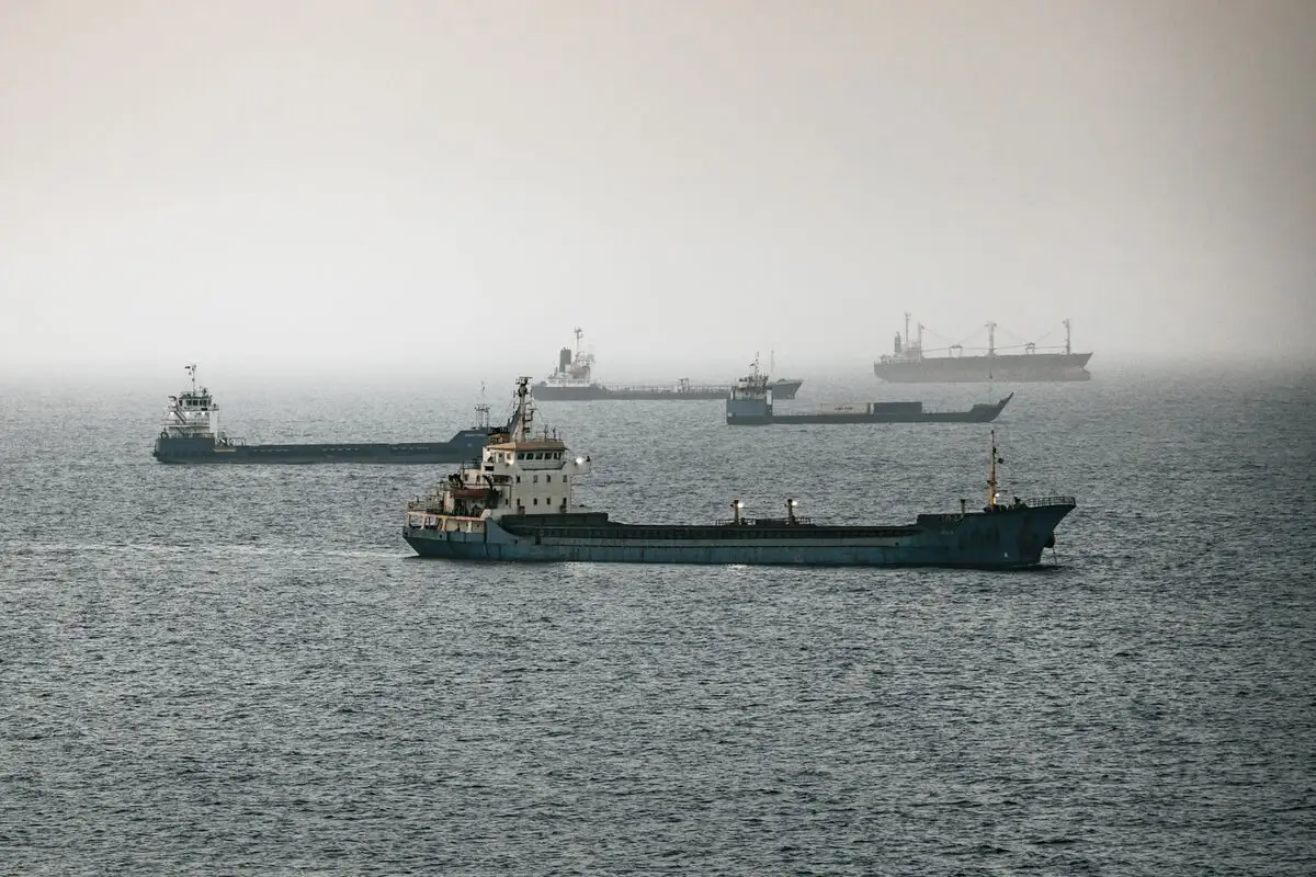 Iran bắn tên lửa trúng tàu thương mại tại eo biển Hormuz, giá dầu bật tăng