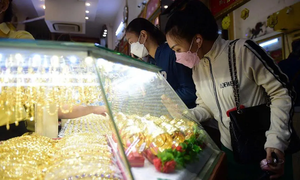 Vàng biến động mạnh, nhà đầu tư nín thở chờ lãi suất từ FED