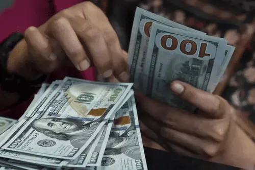 الدولار يبلغ أعلى مستوى في عدة أشهر مع صعود عوائد الخزانة وتجاوز برنت 106 دولارات