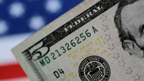 Dólar mantém maior cotação em 18 meses diante de tensões no Golfo e inflação nos EUA