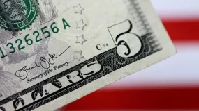 Ibovespa cai junto com exterior e dados de desemprego no radar; dólar sobe