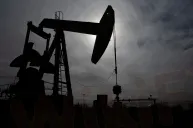Petróleo cai e perde mais de 4% na semana, com fluxo em Ormuz avaliado