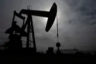 Petróleo cai e perde mais de 4% na semana, com fluxo em Ormuz avaliado