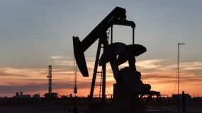 Petróleo fecha em alta com falas de Bessent e tensões no Oriente Médio