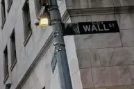 Wall Street fecha em queda após inflação dos EUA e à espera da Nvidia