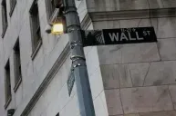 Wall Street fecha em queda após inflação dos EUA e à espera da Nvidia