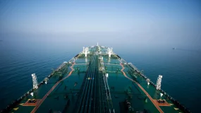 Petróleo fecha sem direção única em meio a ataques no Oriente Médio e alta da oferta