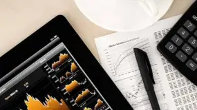 الأسهم الأمريكية تنخفض بعد صدور بيانات اقتصادية أعلى من التوقعات