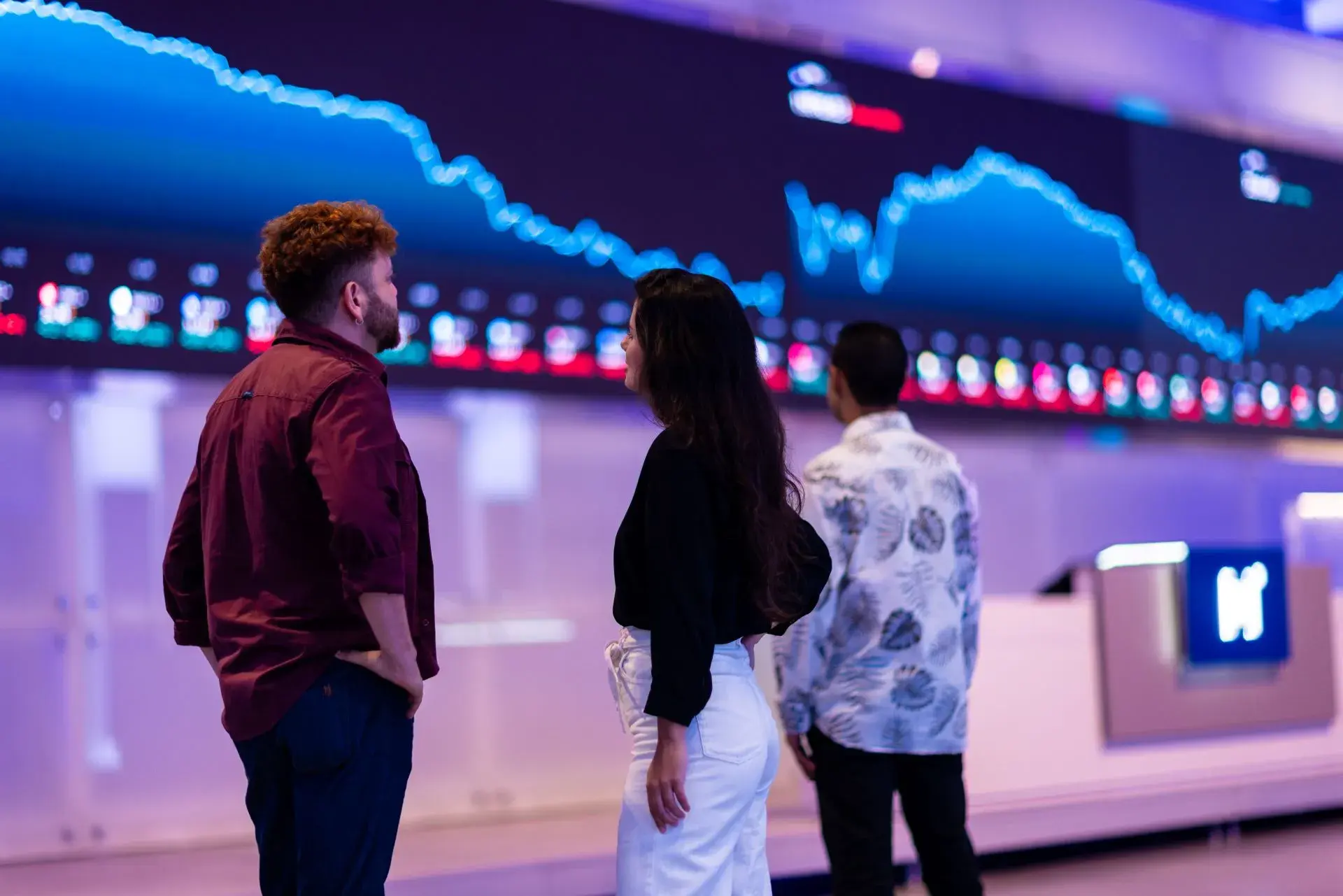 B3 (B3SA3) tem lucro líquido recorrente de R$1,4 bi no 2º tri, alta anual de 8%