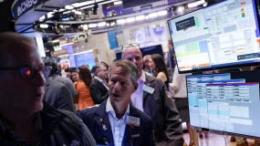 Dow Jones Futuro cai após balanços de Meta e Tesla; petróleo dispara 3%