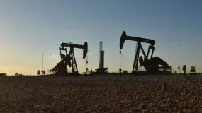 Petróleo fecha em alta com tensões no Oriente Médio e diminuição das reservas da commodity