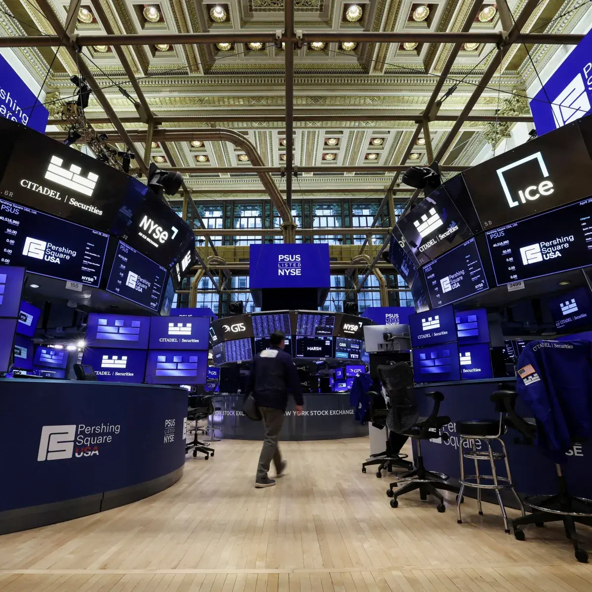 Wall Street fecha em alta com setor de chips; Dow Jones renova recorde