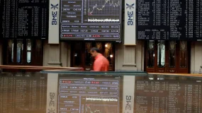 Bolsas da Europa fecham na maioria em queda com tensões políticas em foco