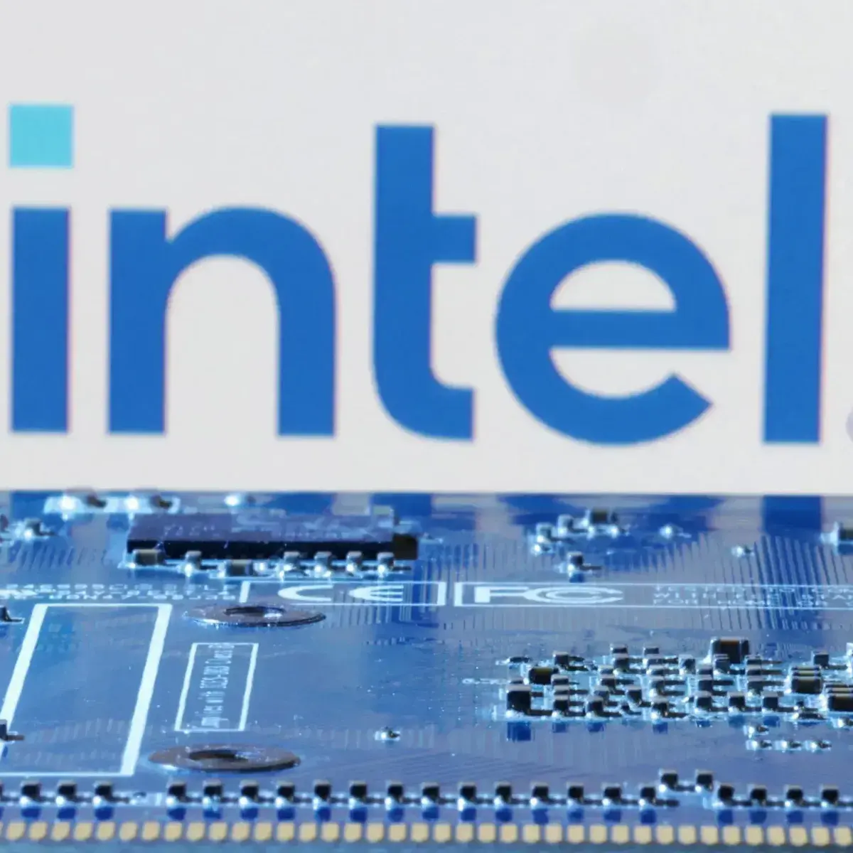 Intel realiza projeção acima do esperado e ações sobem 5%