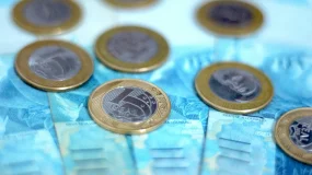 Taxas longas têm leves altas puxadas pelo exterior, mas eleição segue no foco