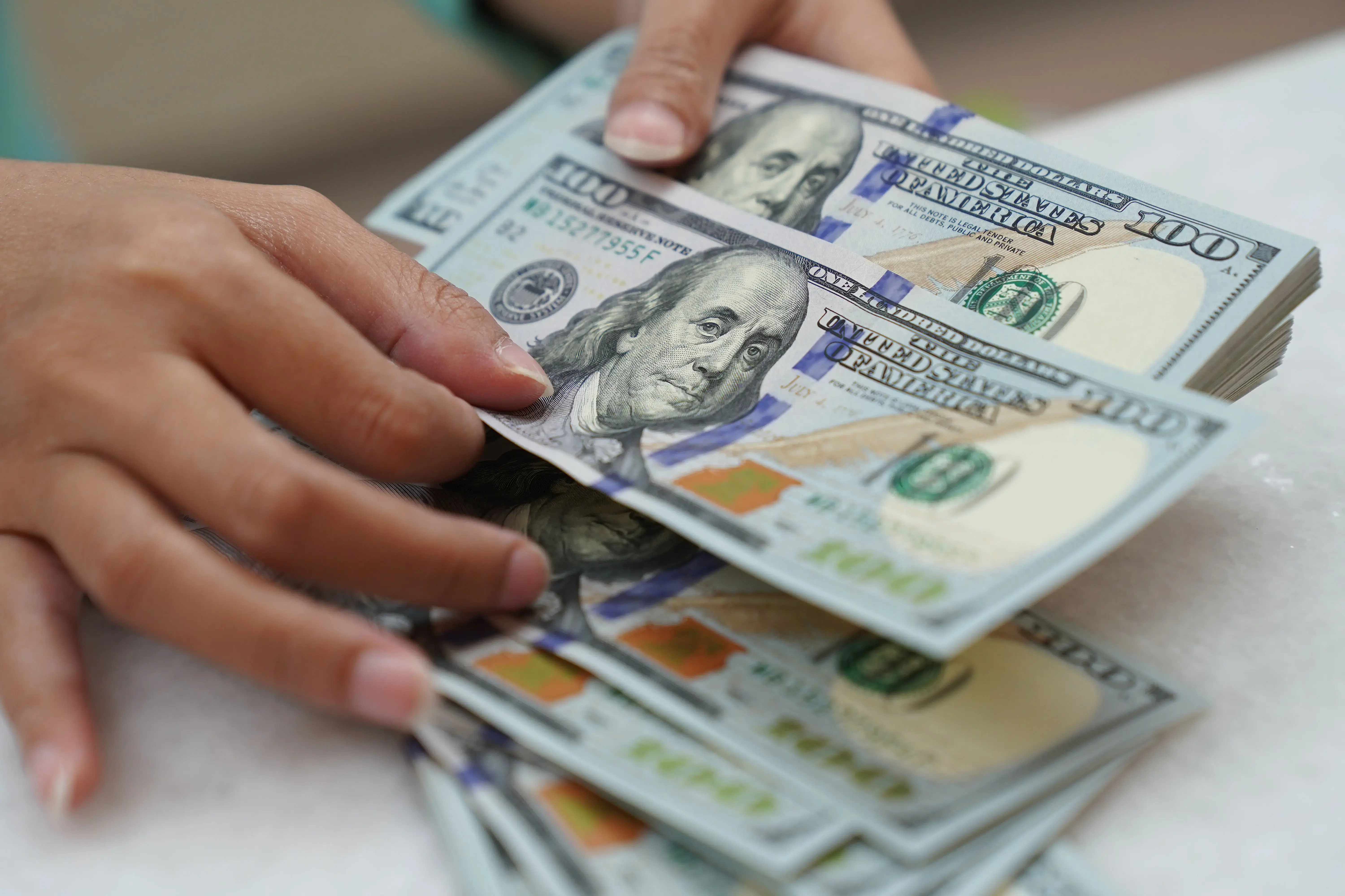 Dólar hoje ronda estabilidade após Irã e EUA suspenderem hostilidades