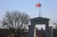 Loja dividida entre EUA e Canadá vira símbolo de guerra comercial; entenda
