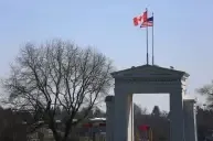 Loja dividida entre EUA e Canadá vira símbolo de guerra comercial; entenda