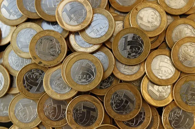 Juros futuros sobem com alta do petróleo e cautela com dados de inflação
