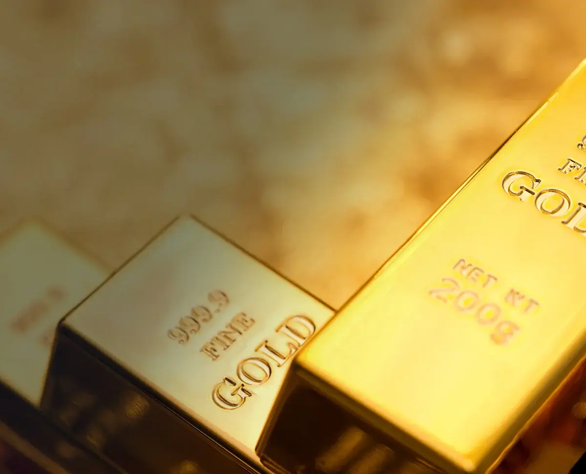 Ouro fecha em alta e sobe mais de 5% na semana com incertezas nos EUA
