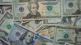 Dólar hoje fecha em alta e supera os R$ 5,11 com tensão geopolítica e atenção ao STF