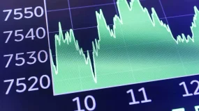 S&P 500 fecha em alta, com operadores migrando da IA para setor de saúde