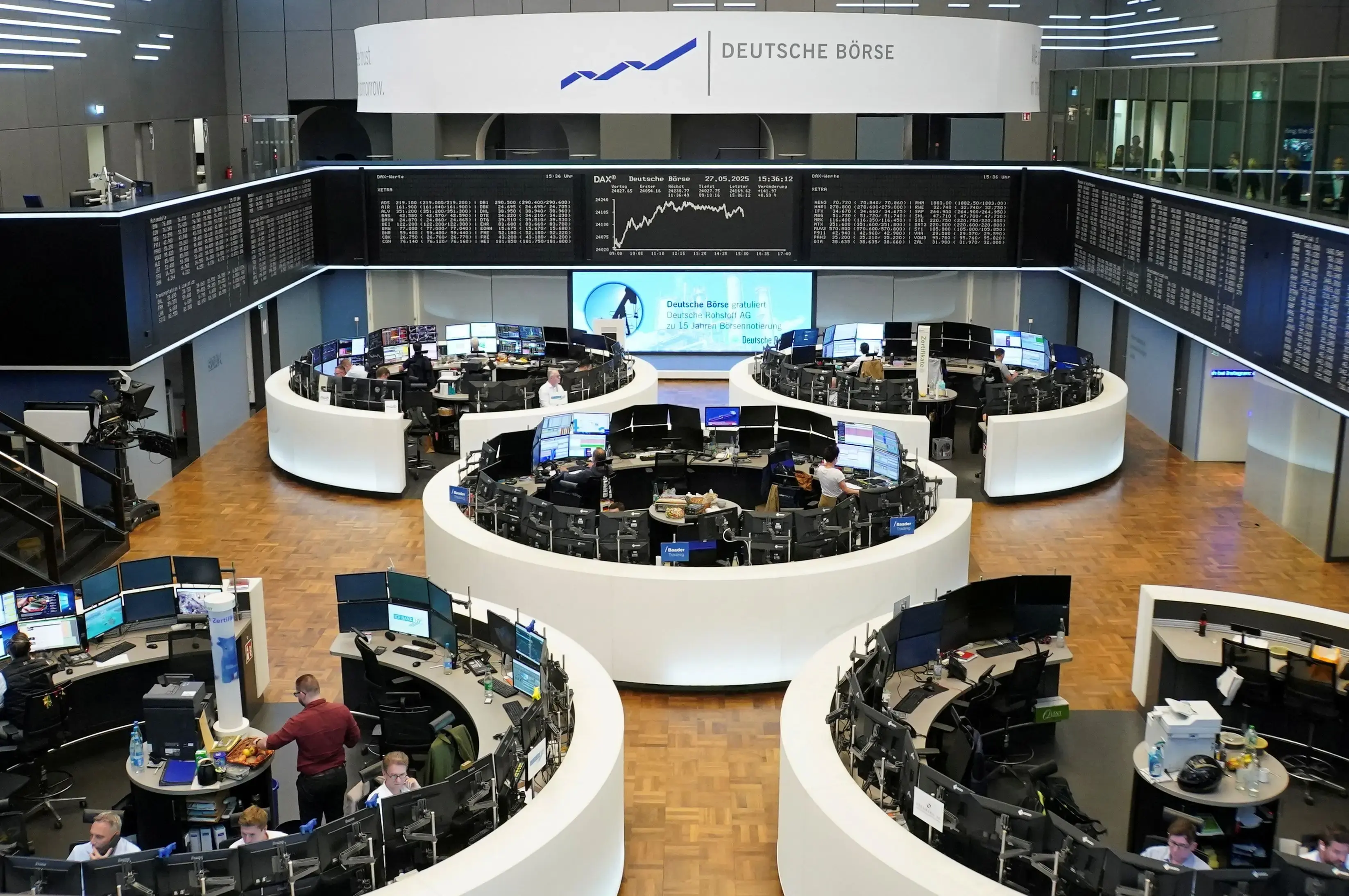 Bolsas da Europa fecham em alta sob impulso tech, apesar de guerra; Londres destoa