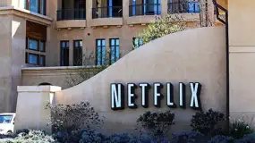 أسهم نتفليكس تهبط مع تفاقم المخاوف بشأن المشاهدة ونمو الإيرادات بسبب التوقعات الضعيفة