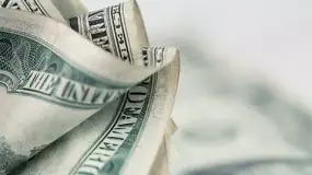 الدولار يتراجع مع ترقب موسم نتائج أعمال الشركات والتطورات الجيوسياسية
