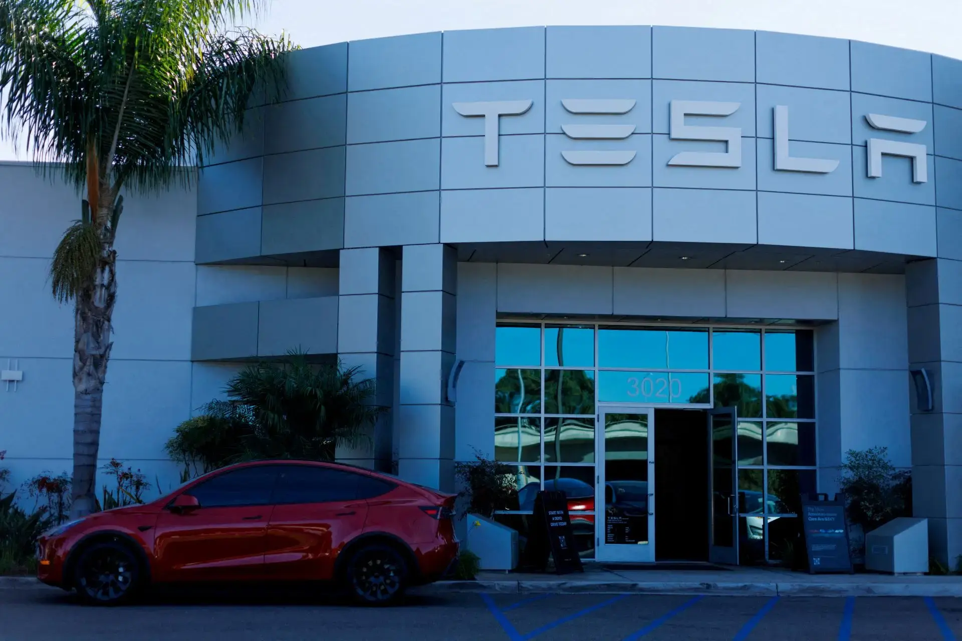 JP Morgan eleva recomendação da Tesla para “neutro”; robótica pode puxar crescimento