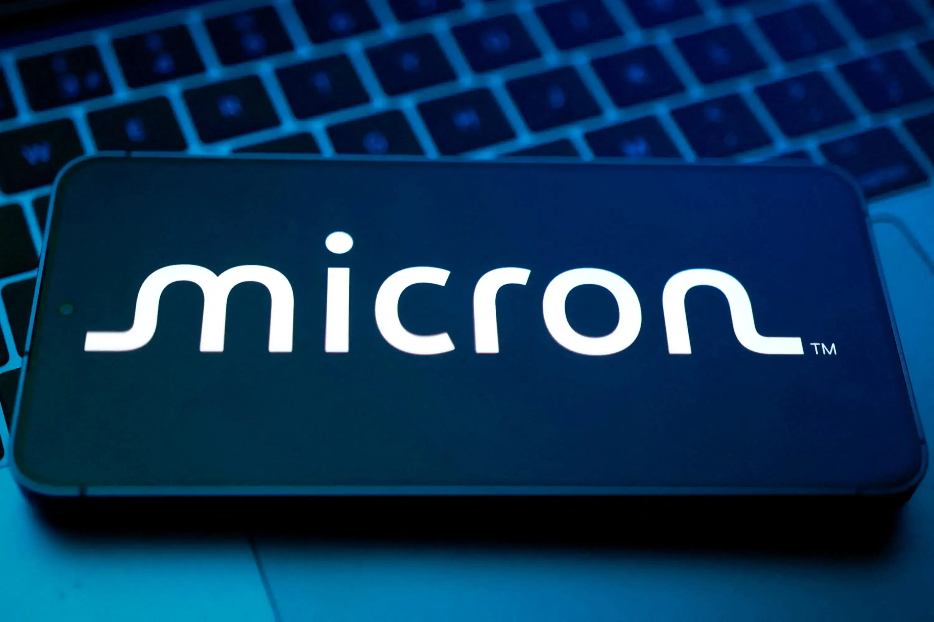 Ações da Micron sobem 7% após anúncio de investimento de até US$ 3 bi em chips