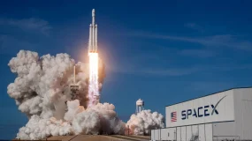 SpaceX registra lucro acima do esperado e receita dispara no 3º tri; ação sobe 1,4%