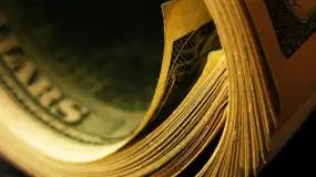 الدولار قرب أعلى مستوى في 18 شهرًا واليورو يتراجع مع صعود عوائد السندات