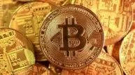 Bitcoin cai mais de 3% após falas de Warsh sobre Fed mais restritivo