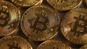Bitcoin opera em queda com investidores cautelosos após alta do petróleo