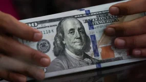 Dólar ronda estabilidade com nova pesquisa eleitoral e leilão no radar