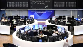Bolsas da Europa fecham perto da estabilidade, de olho em techs e no Oriente Médio