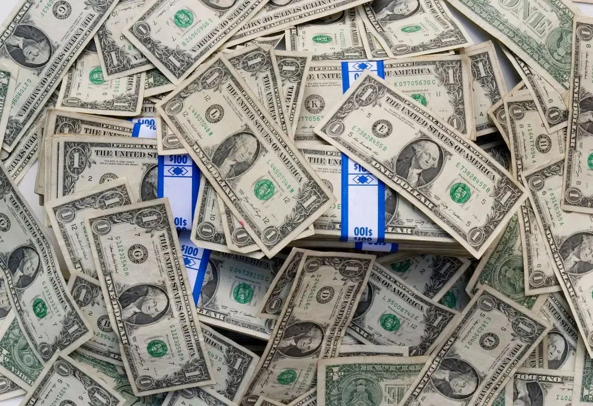 Dólar hoje fecha em baixa de 0,4%, a R$ 5,09, com investidores seguindo exterior