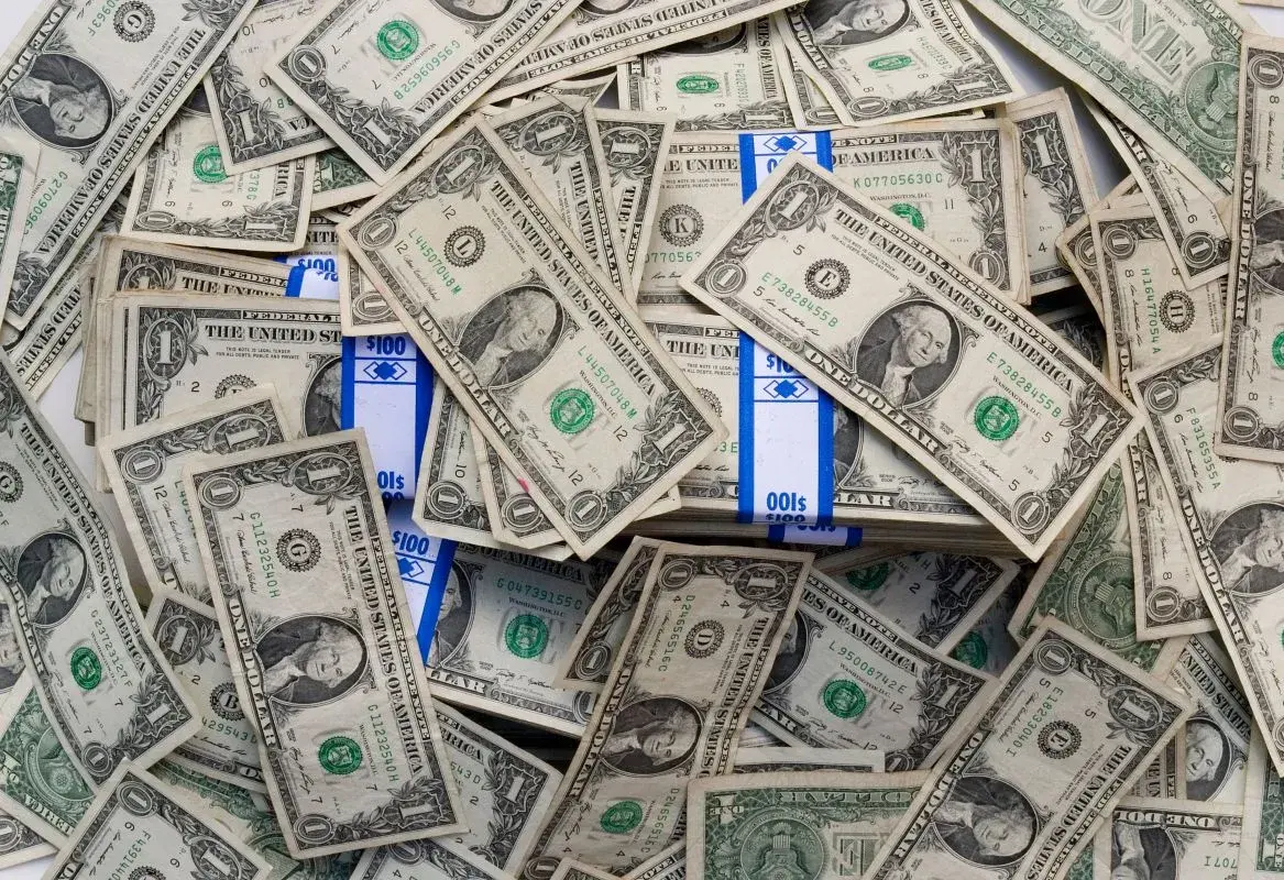 Dólar hoje quase zera queda após escolha de vice de Flávio Bolsonaro e volta a cair