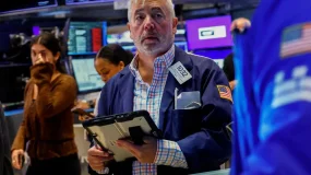 Wall Street cai com petróleo em alta e Treasuries acima de 5%
