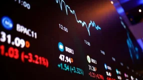 Ibovespa ignora NY e IPCA e cai com temores políticos e queda das commodities