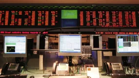 Bolsa caminha para 5ª queda consecutiva enquanto dólar vai a R$ 5,45