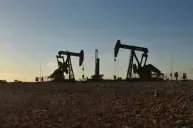 Petróleo fecha sem direção única com dúvidas sobre Ormuz