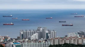 Petróleo Brent fecha em alta e se aproxima de US$ 100, com novos ataques no Irã