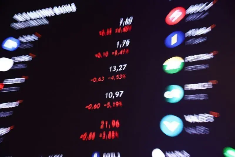 Ibovespa fecha acima dos 174 mil pontos com feriado nos EUA; dólar cai