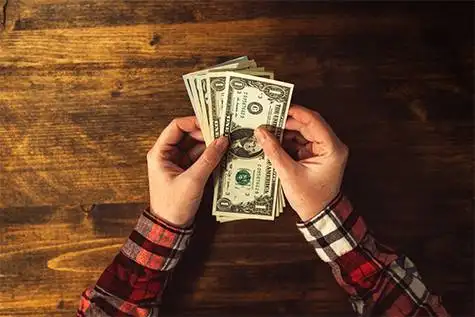 الدولار يتراجع قرب أدنى مستوياته في 10 أيام والين تحت الضغط بعد رفع الفائدة اليابانية