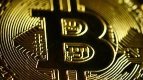 Bitcoin opera estável com mercado cauteloso após alta do petróleo
