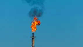 Petróleo cai com reunião EUA-houthis, apesar de ataques contra Arábia Saudita