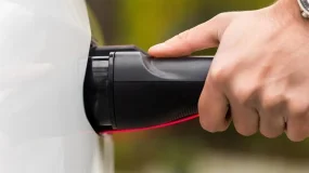 China promete reagir a eventuais barreiras britânicas a carros elétricos
